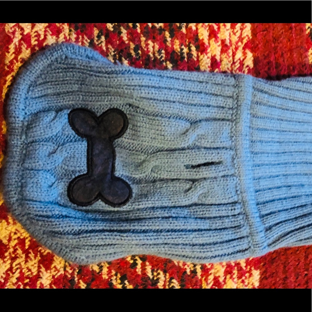 Dog/Puppy Sweater, light & dark blue  w/button,